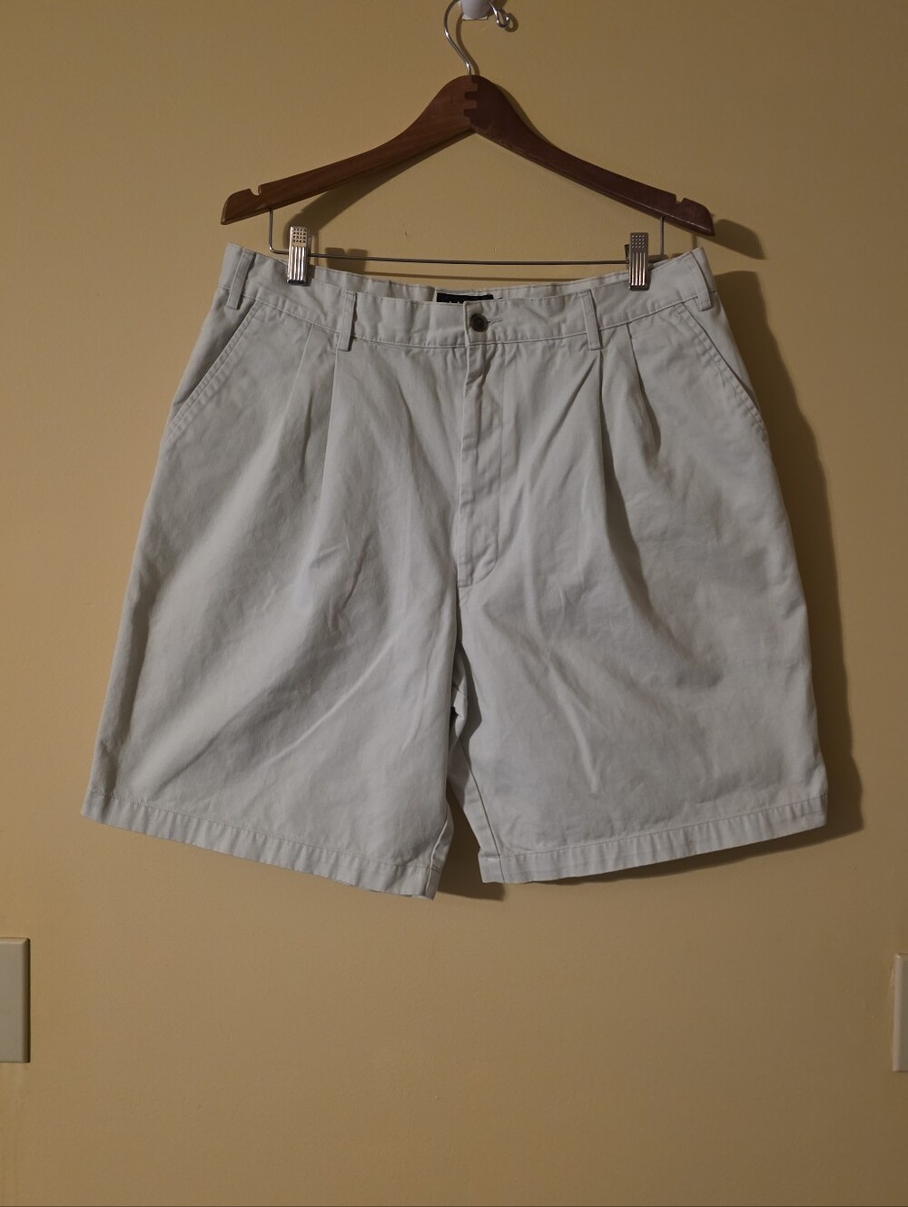 Ashworth light khaki sz 36 mens shorts